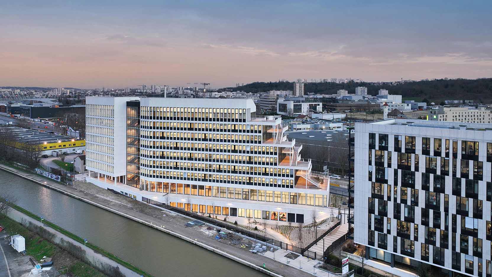 Façades vitrées des immeubles tertiaires Luminem et Irrigo à Bobigny